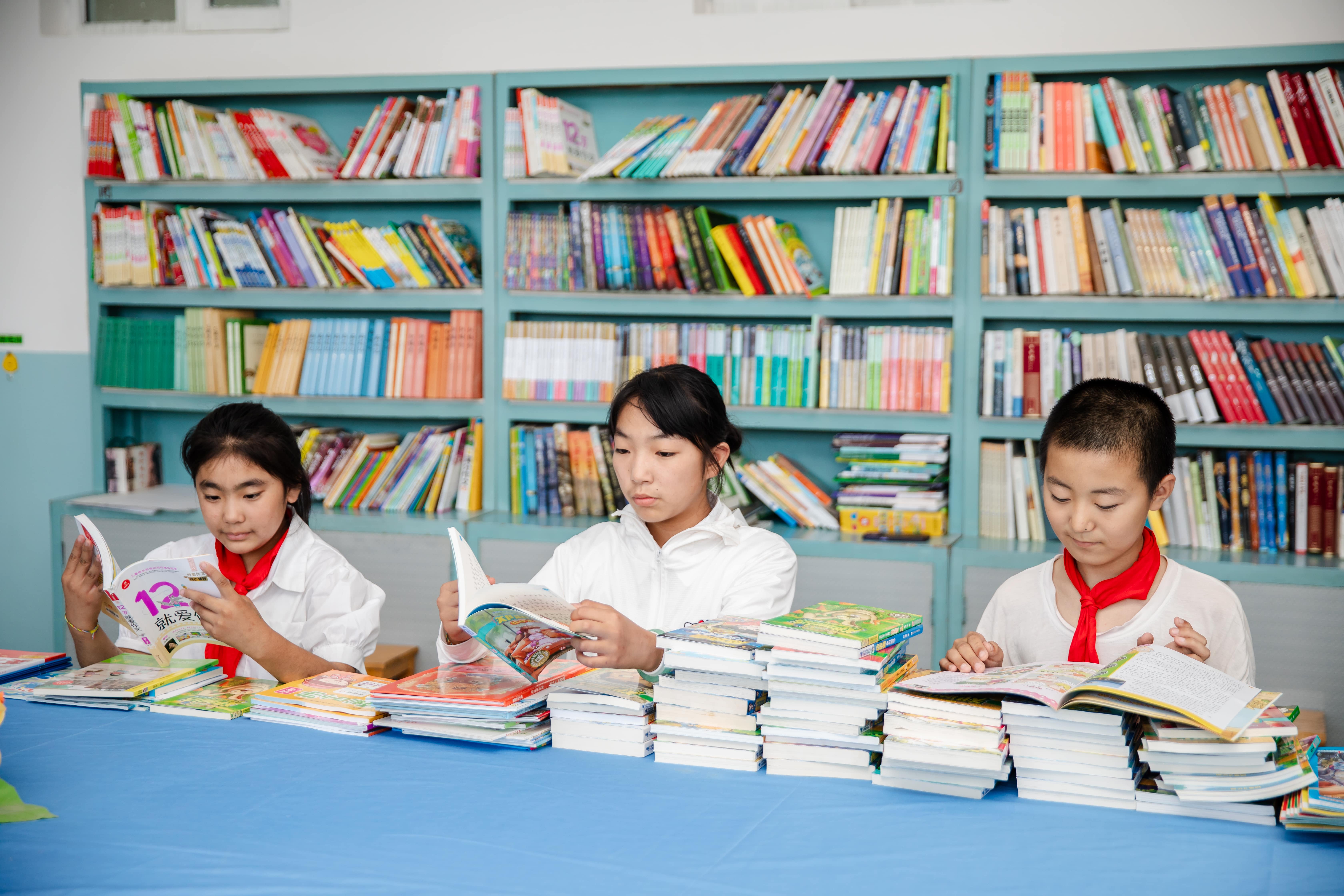 天津高校大学生记者走进华体会(中国)公益小学开展“书香悦读，筑梦成长”活动